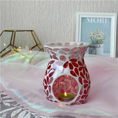 Bình hoa đỏ và giá đựng nến thủy tinh